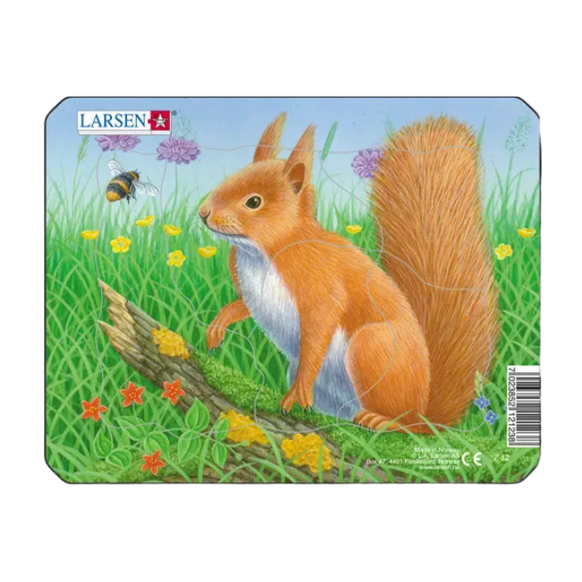 Barnpussel med 5 bitar som föreställer en ekorre som sitter i grönt gräs och blommor och kikar nyfiket på en humla som flyger framför den.