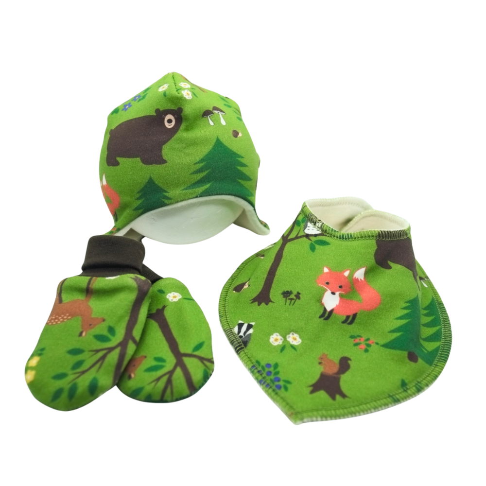 Ett matchande kit med Fleecemössa, vantar och dregglis med motiv av skogsdjur