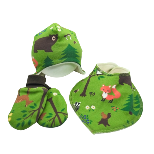 Ett matchande kit med Fleecemössa, vantar och dregglis med motiv av skogsdjur